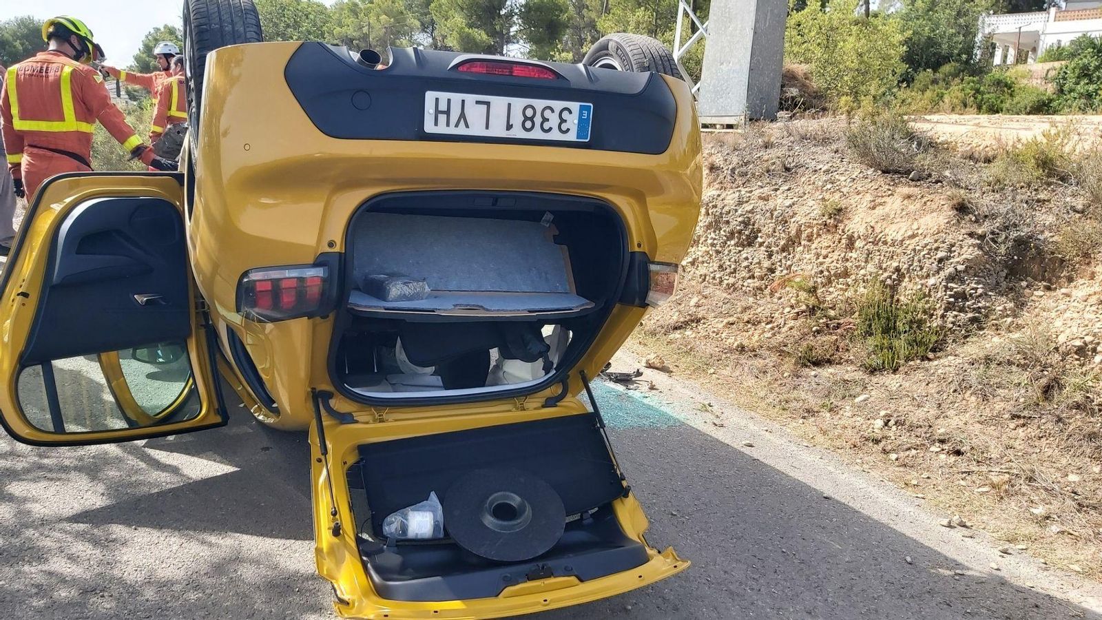 El vehicle, sostre d'un concessionari, va quedar amb les rodes amunt en un camí de la urbanització del Barranc Fondo sense ningú dins