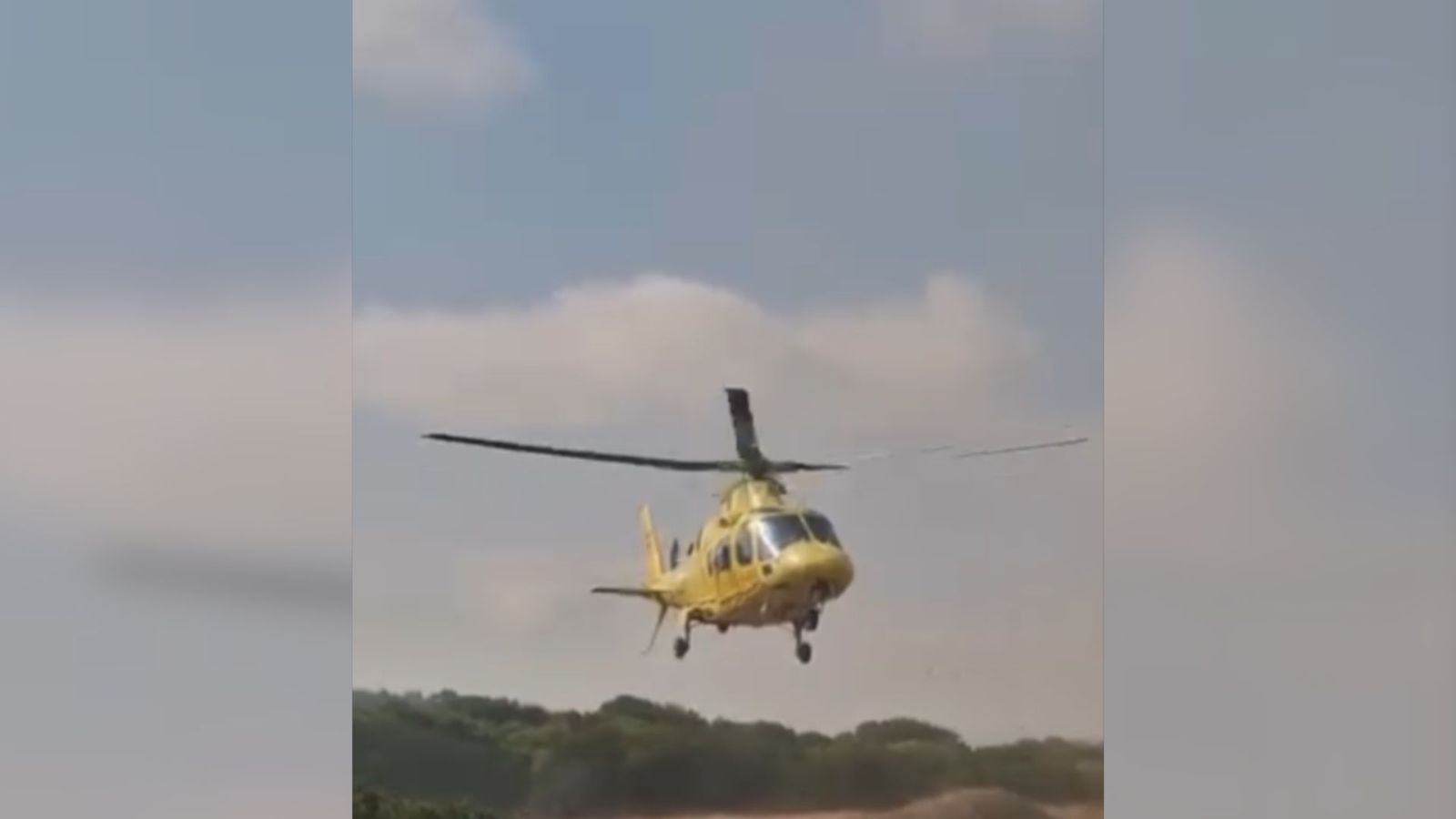 Helicòpter enlairant-se per evacuar el parapentista accidentat