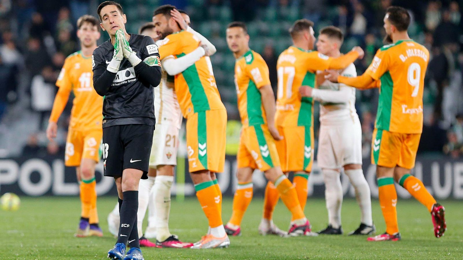 Edgar Badia es lamenta a la fi del partit