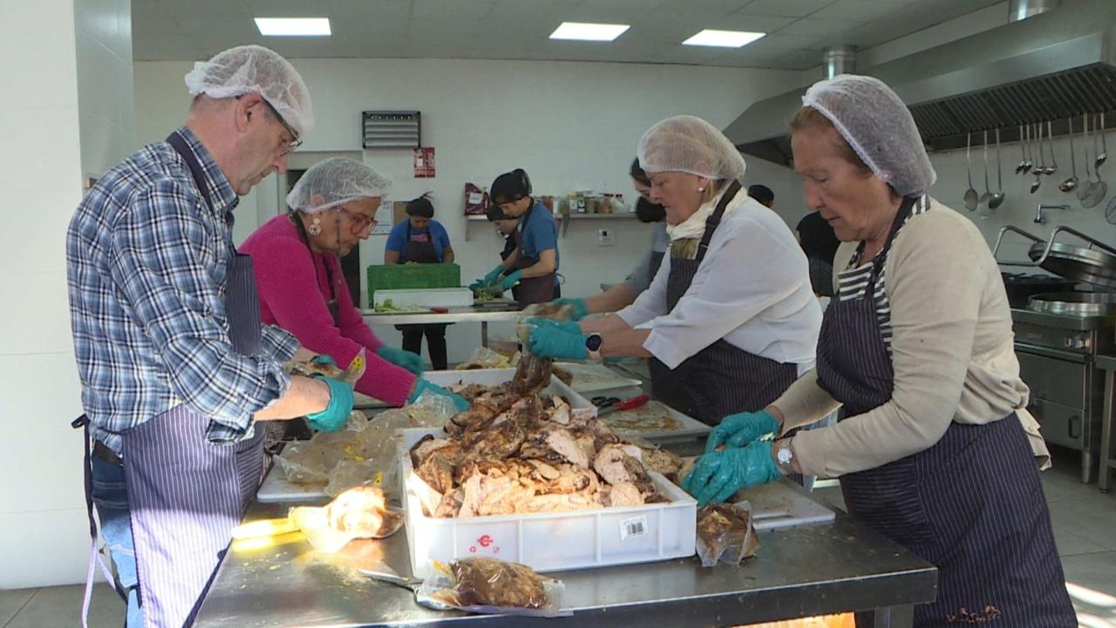 La pandèmia i la crisi multipliquen les persones que necessiten ajuda per a poder menjar de calent cada dia