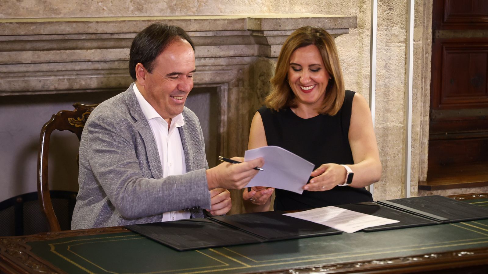 El president de la Generalitat, Juanfran Pérez Llorca, i l'Alcaldessa de València, María José Catalá, signen el protocol de col·laboració reconstruir la Torre