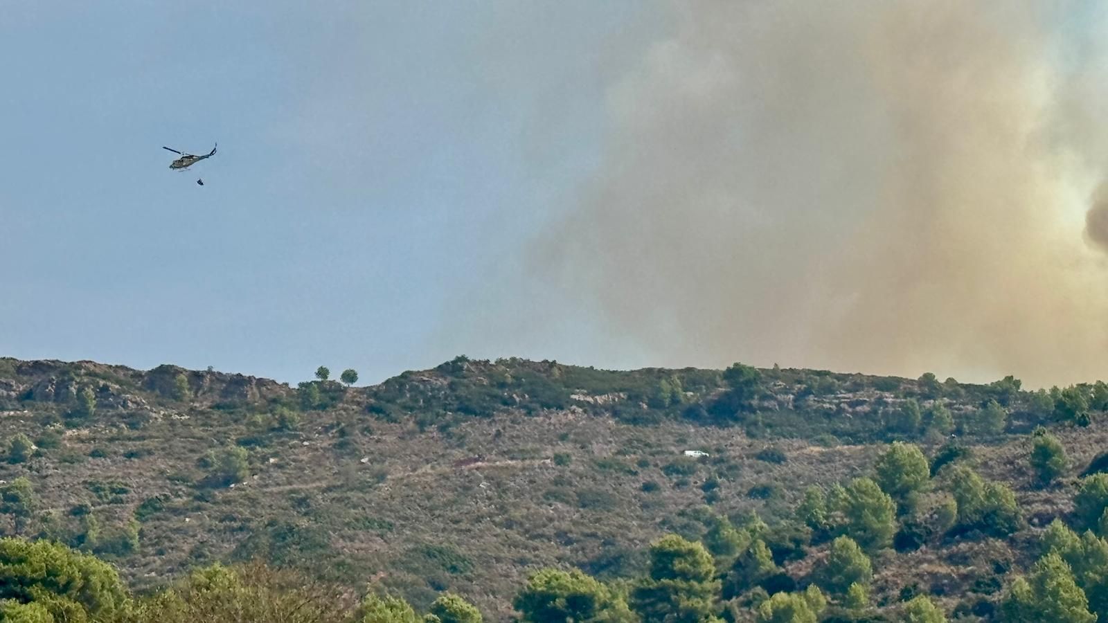 El foc de l'incendi declarat entre Segorbe i Gátova continua avançant sense control
