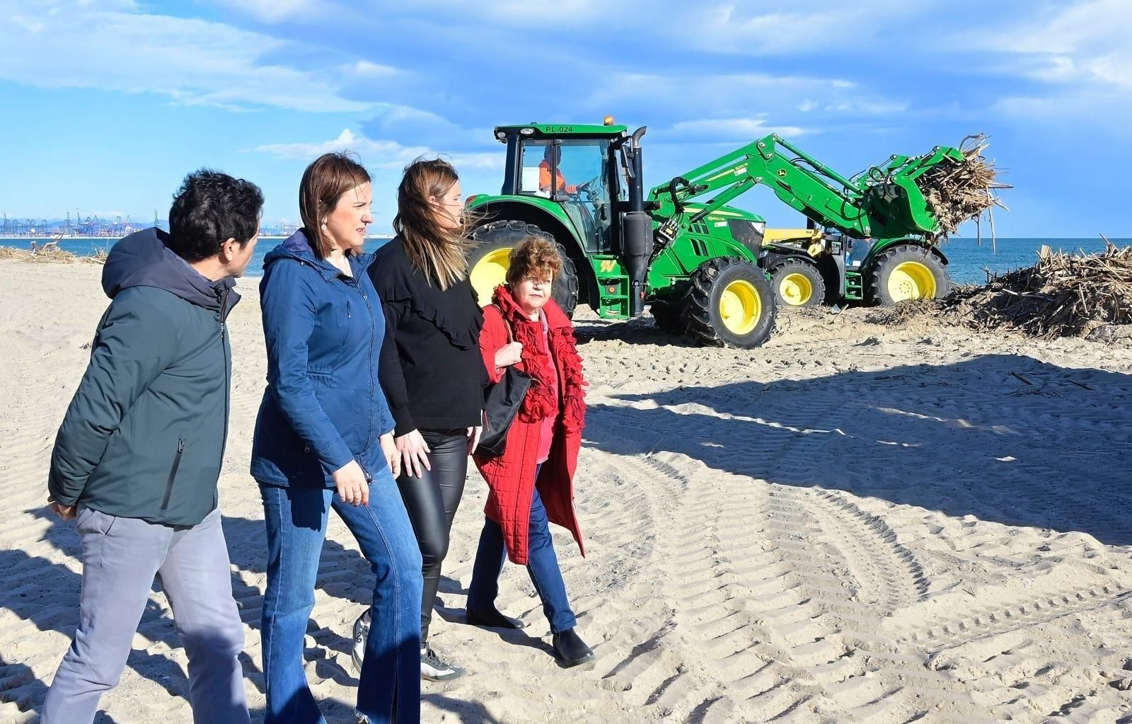 Catalá visita els treballs de neteja a la platja del Saler