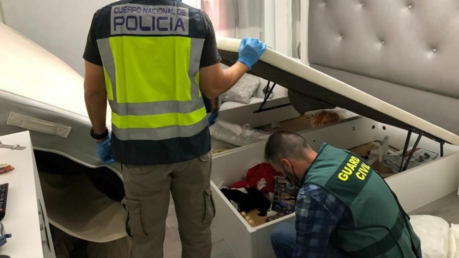 Agents en un dels escorcolls