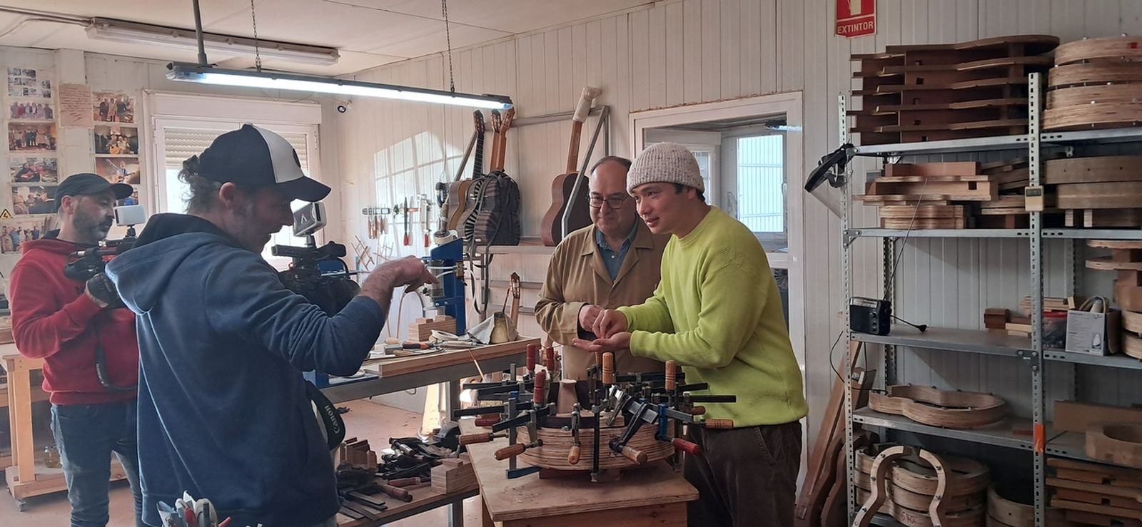 Hu Zhao estarà amb un artesà luthier valencià establit a La Manchuela, que ha fabricat guitarres per als The Rolling Stones