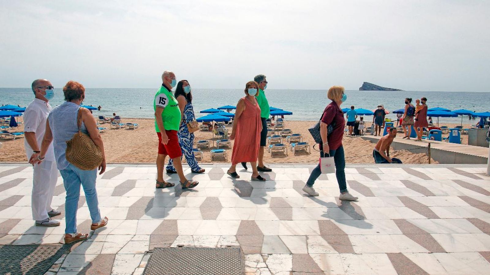 Membres de l'associació ACUMAFU passegen per la platja del Llevant, a Benidorm