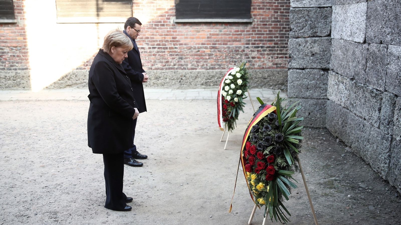 La cancellera alemanya, Angela Merkel, i el primer ministre polonés, Mateusz Morawiecki, visiten el camp de concentració d’Auschwitz