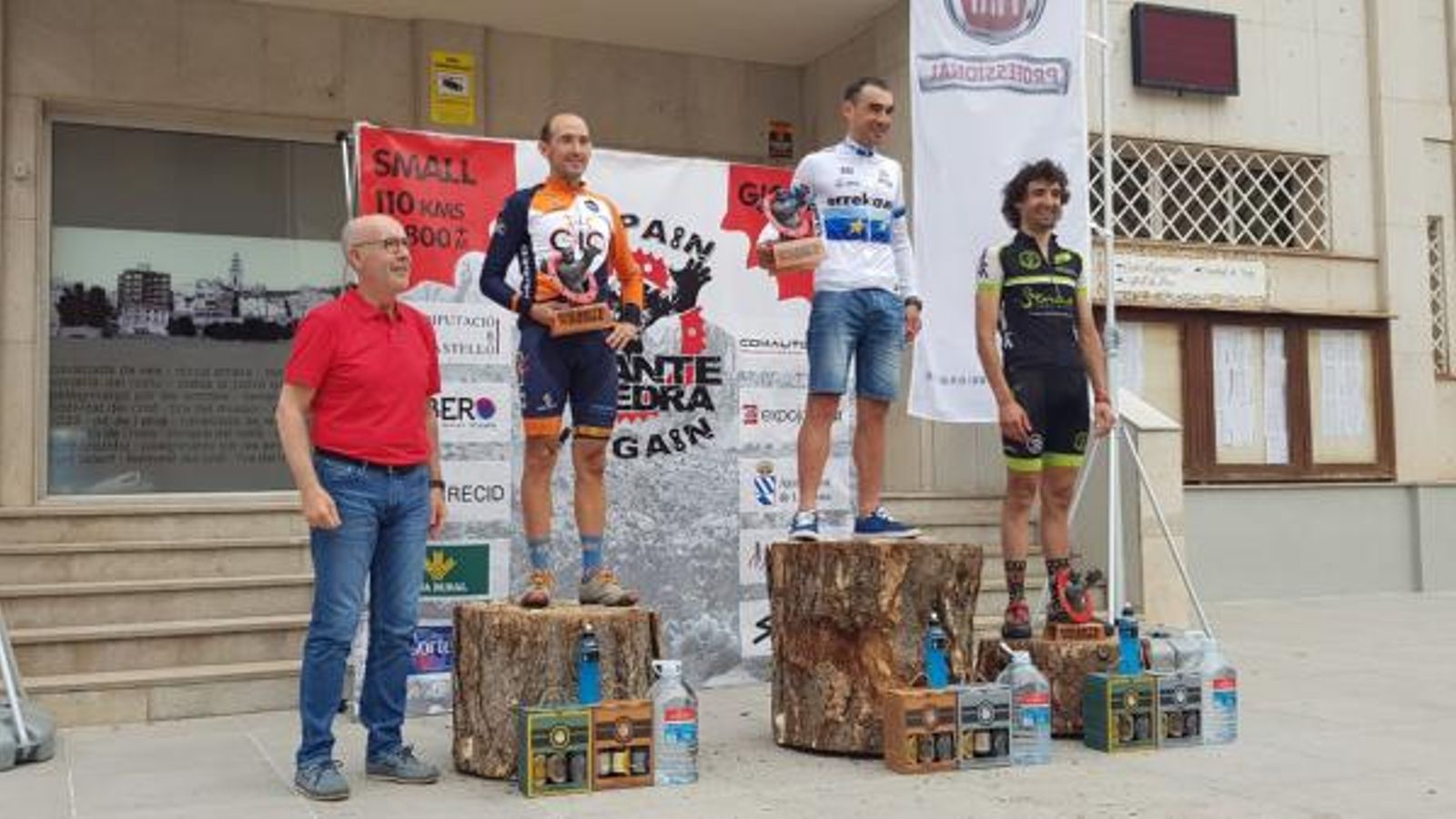 Pòdium de la Gegant de Pedra, amb Joseba Albizu com a primer classificat. Llibert Mill i Alberto Fernández han quedat en el segon i tercer lloc respectivament.