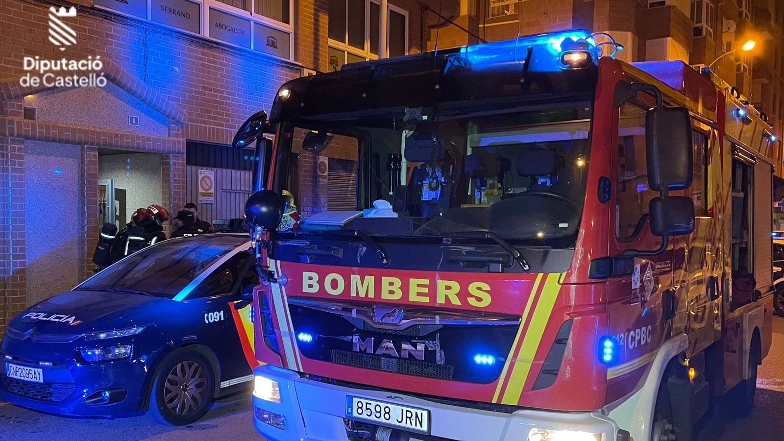 Els bombers s'han desplaçat fins al pis de carrer Aragó de Vila-real on s'ha produït l'incendi