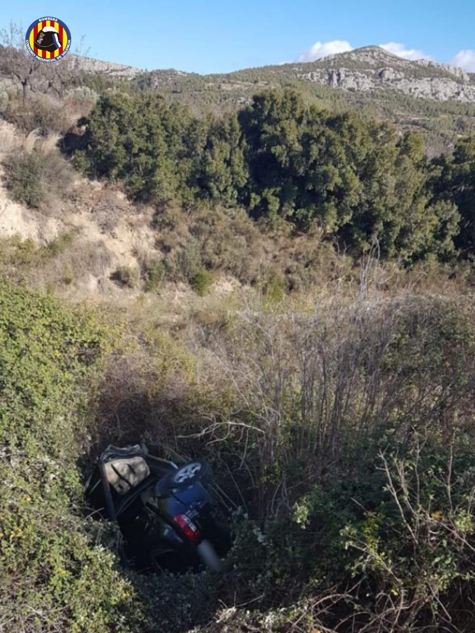 Un vehicle accidentat als voltants del barranc de Xera
