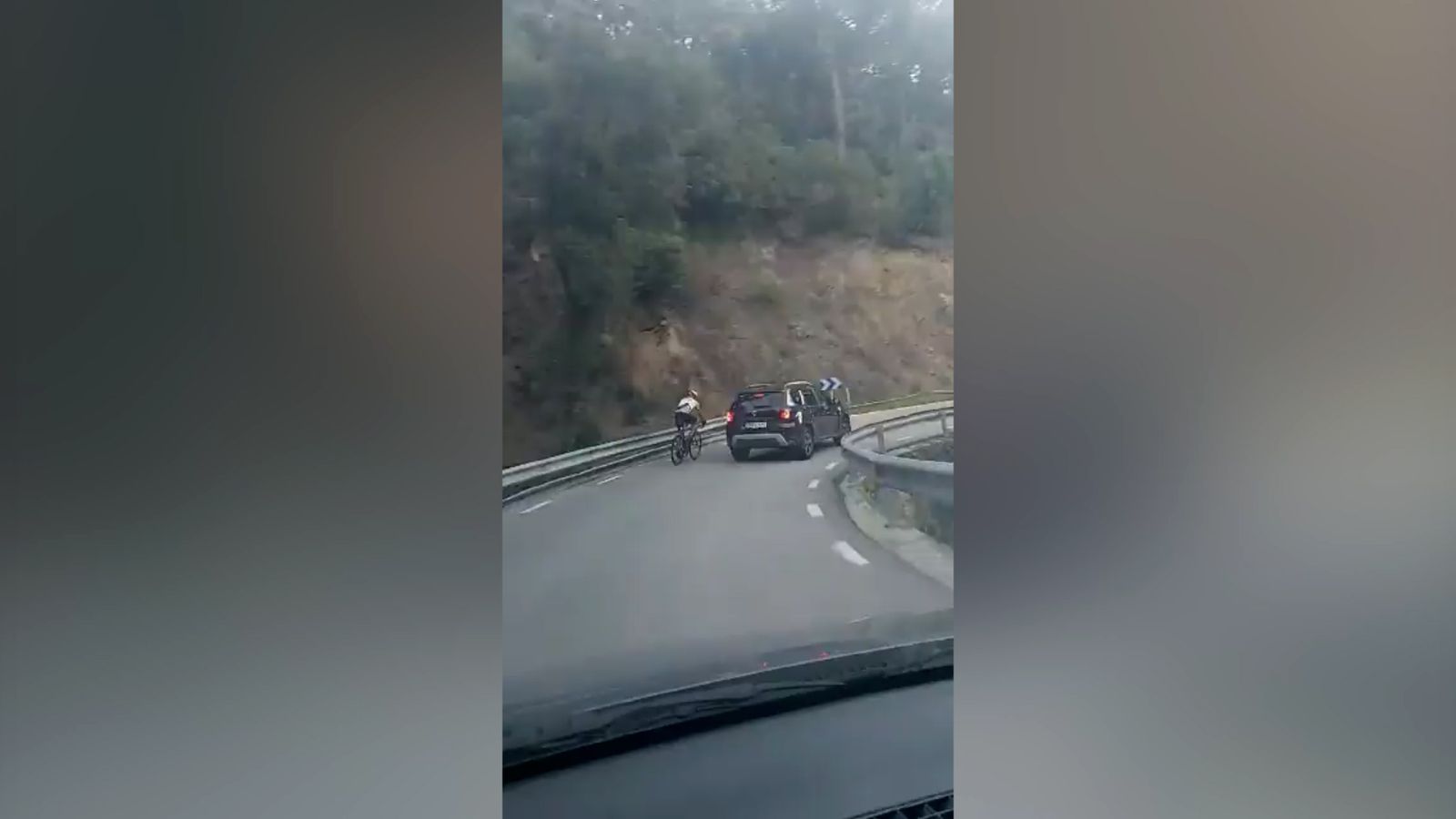 Accident d'un ciclista després d'avançar un cotxe de manera perillosa