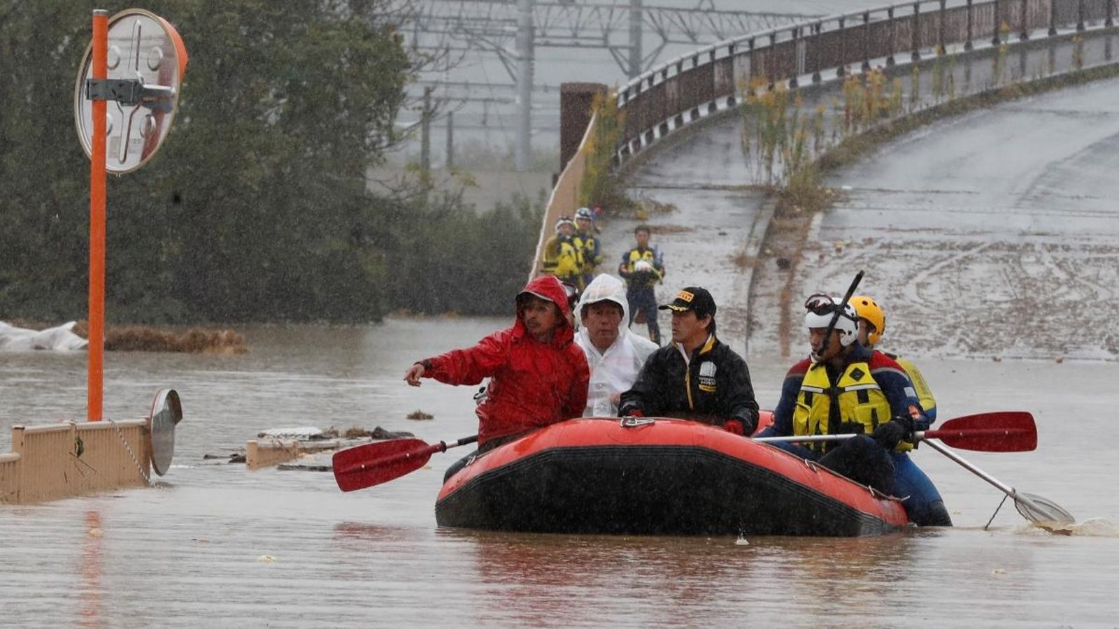 Equips de rescat transporten a un resident després del tifó Hagibis, en la prefectura de Nagano, al Japó