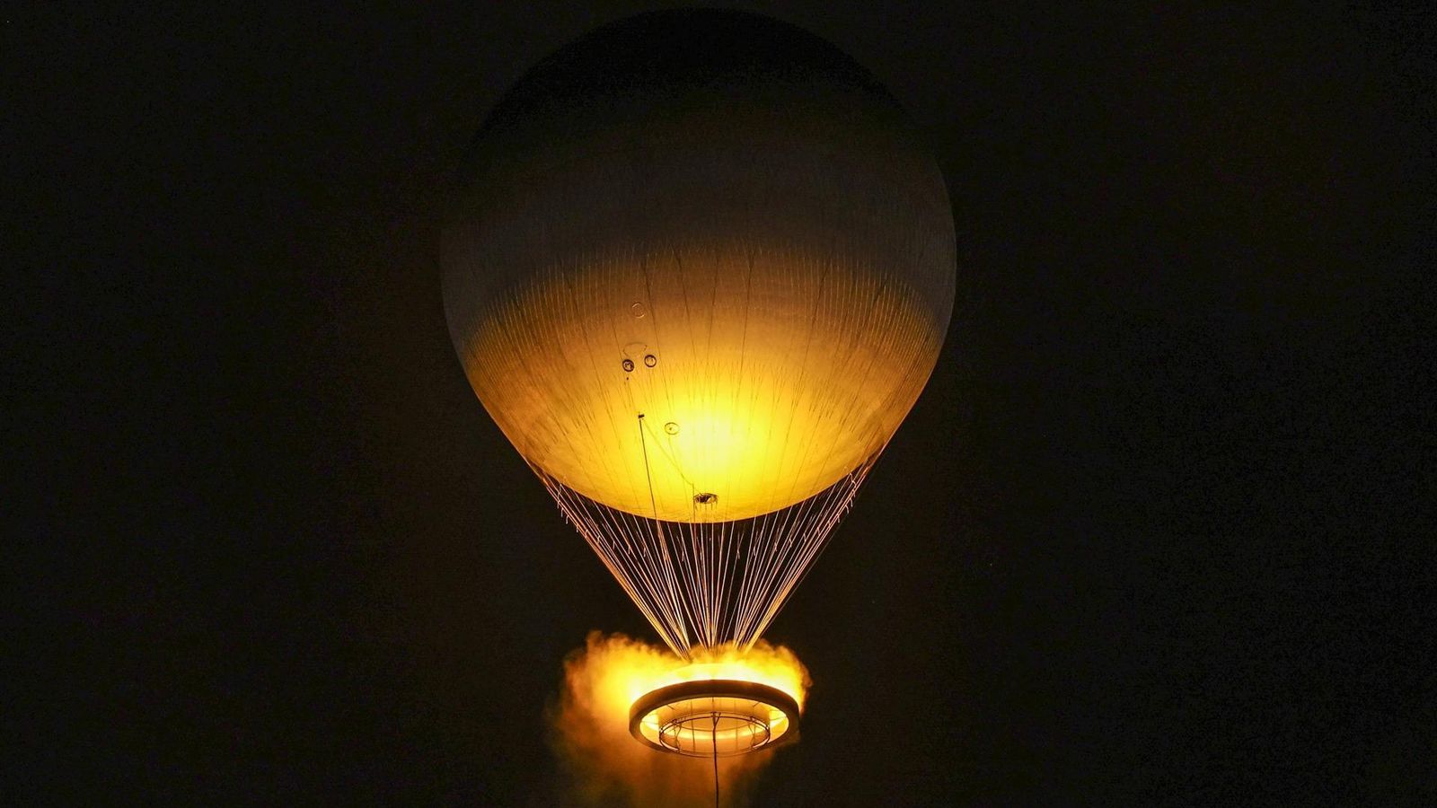 El pebeter, en forma de globus aerostàtic, en flama