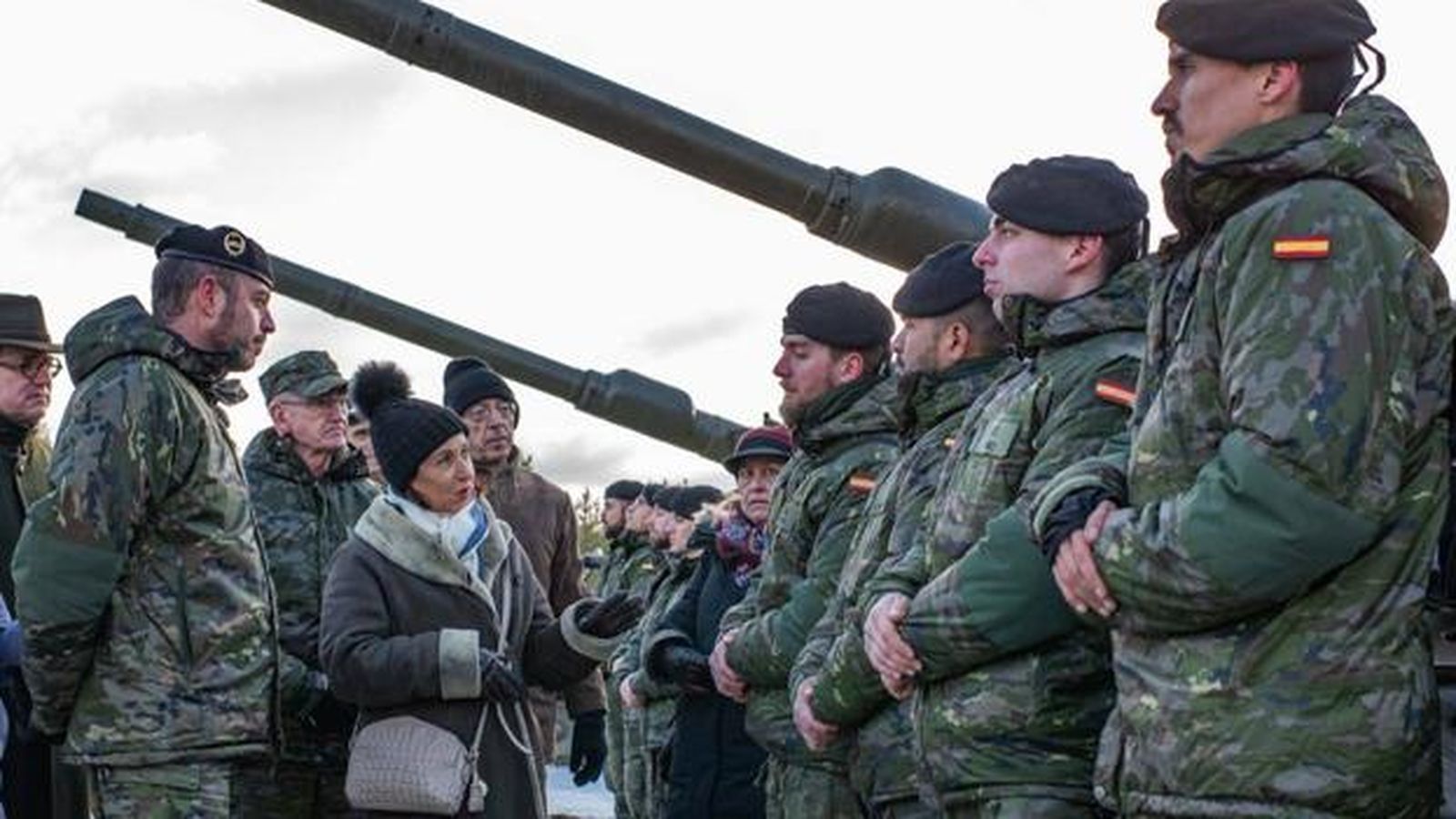 La ministra de Defensa, Margarita Robles, passa revista a les tropes espanyoles desplegades a Letònia en una imatge d'arxiu