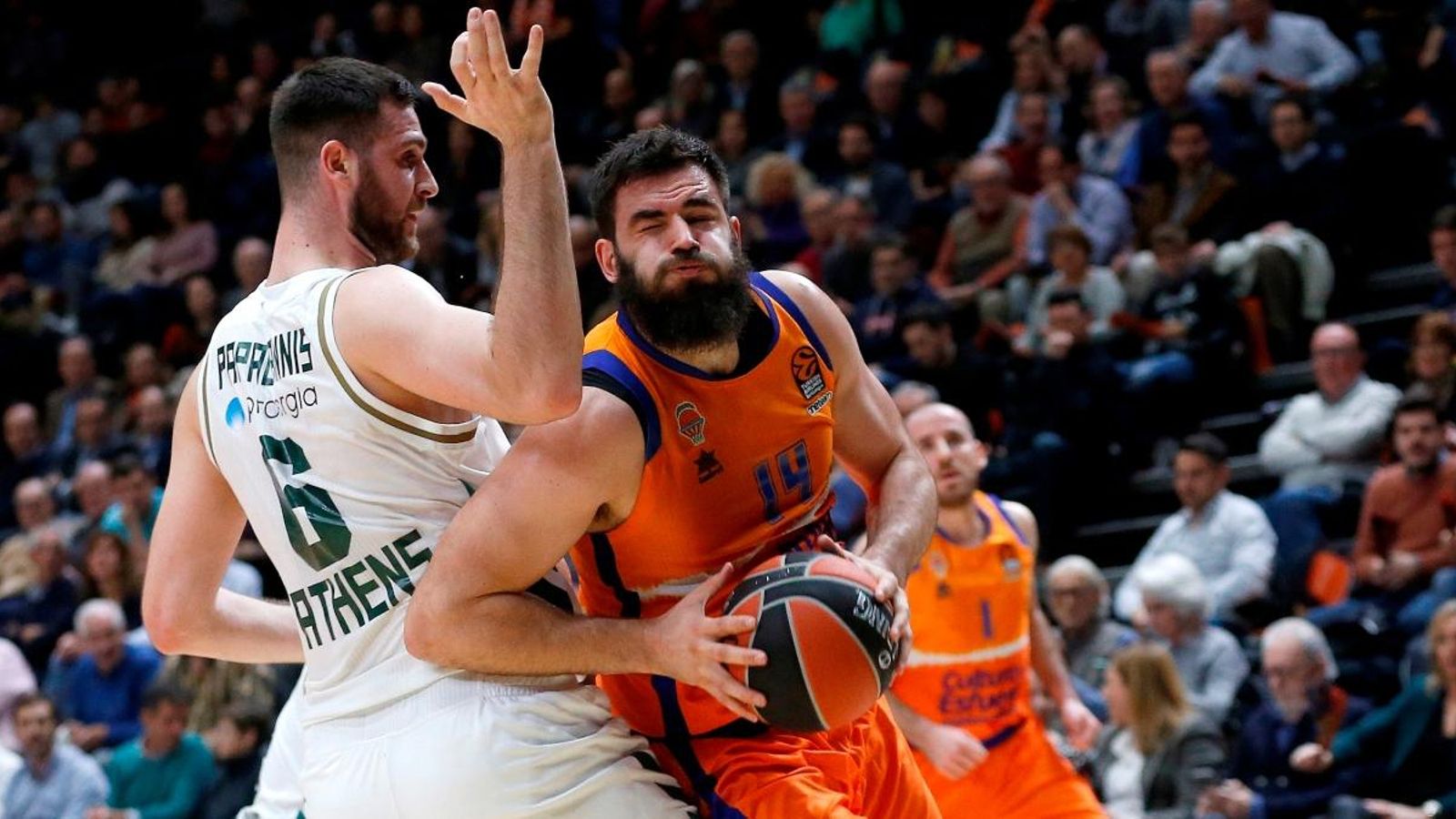 Bojan Dubljevic  i Georgios Papagiannis en una jugada del partit