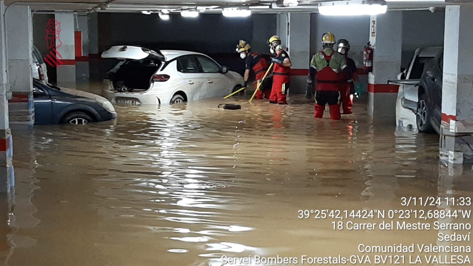 Bombers forestals en un servei per la DANA a Sedaví