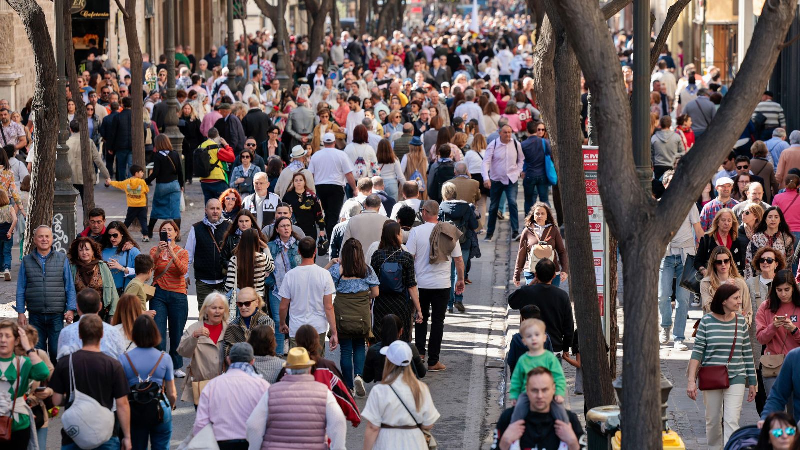 La cara i la creu d’unes Falles amb dos milions de visitants