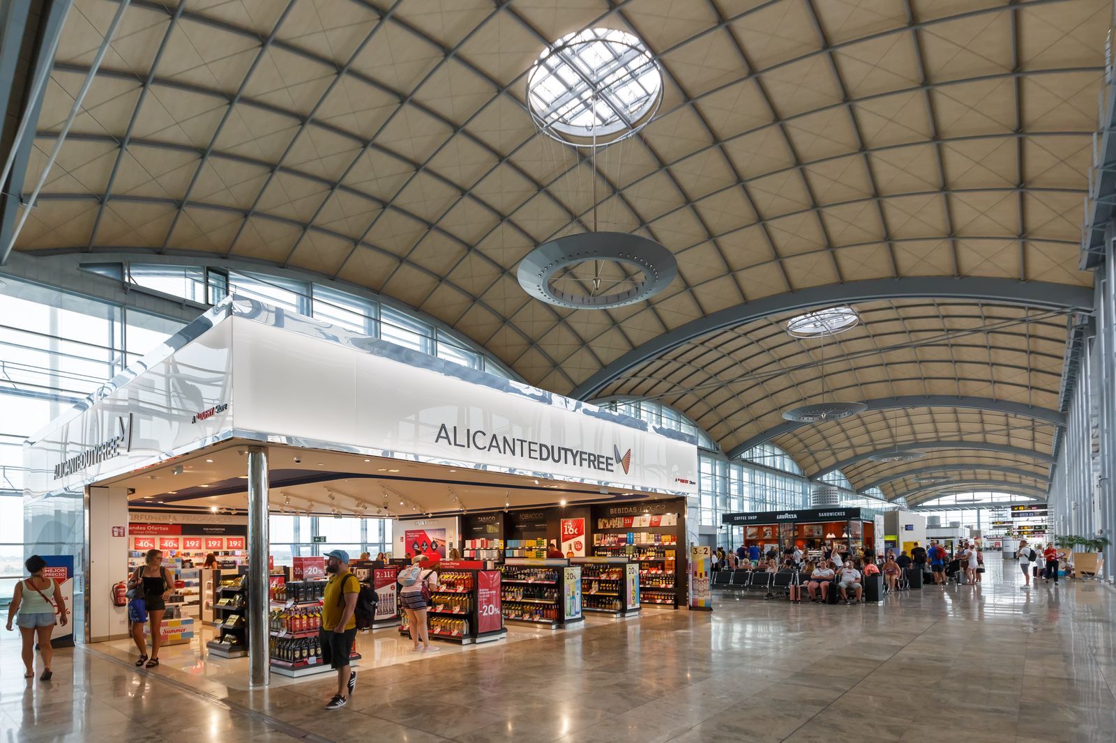Zona comercial de l'aeroport d'Alacant-Elx Miguel Hernández