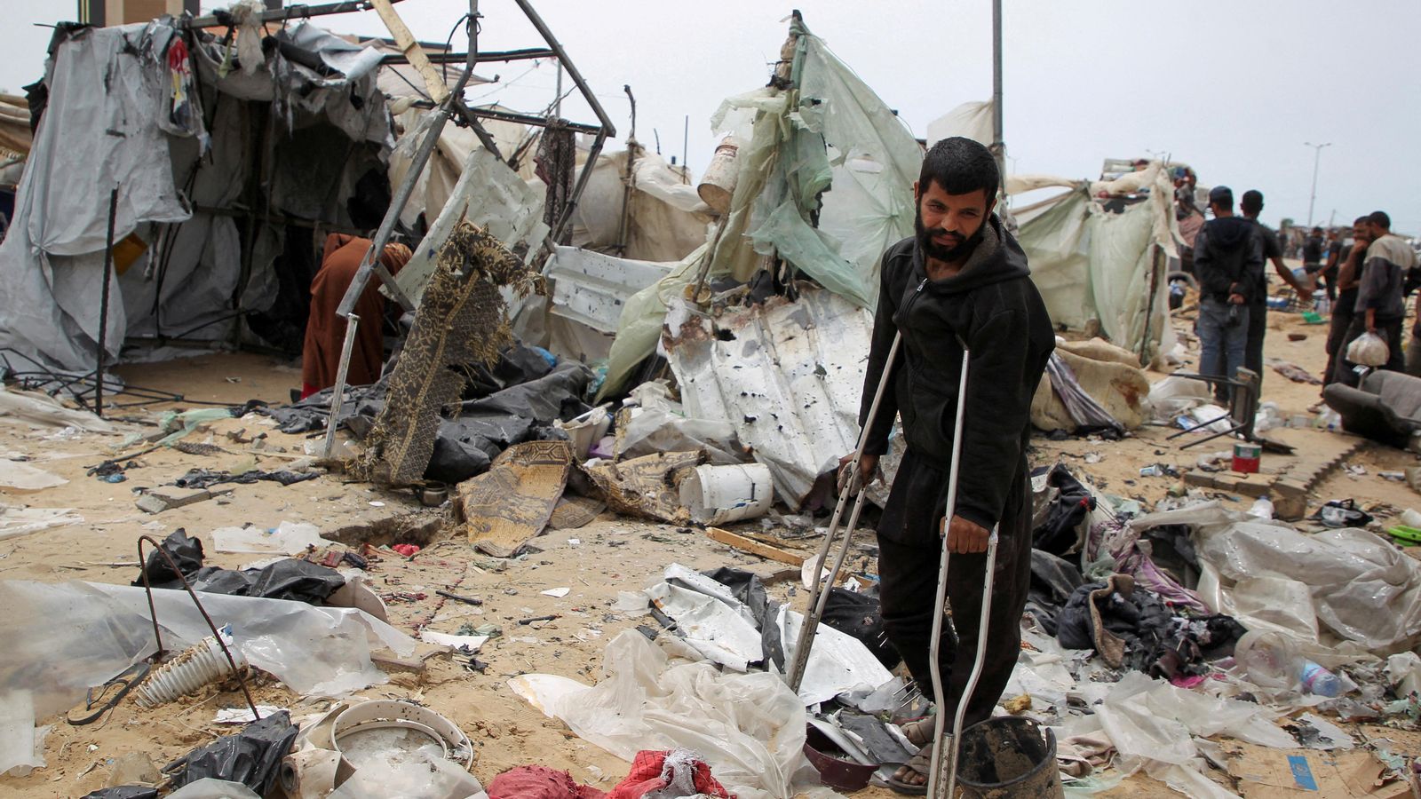 Un palestí contempla les tendes de campanya destruides en un dels últims atacs sobre Rafah