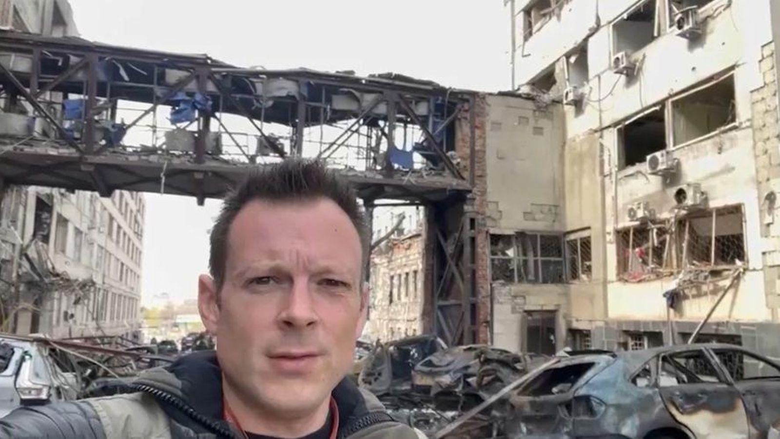 El director de Cuina Solidària, Nate Mook, amb les instal·lacions destruïdes darrere El director de Cuina Solidària, Nate Mook, amb les instal·lacions destruïdes darrere