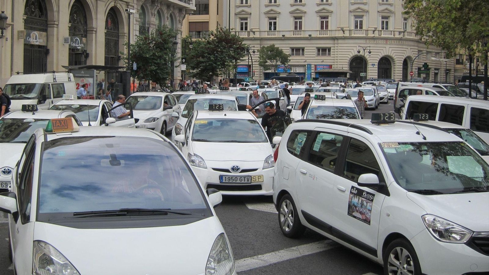 Imatge d'una protesta del sector del taxi a València Imatge d'una protesta del sector del taxi a València