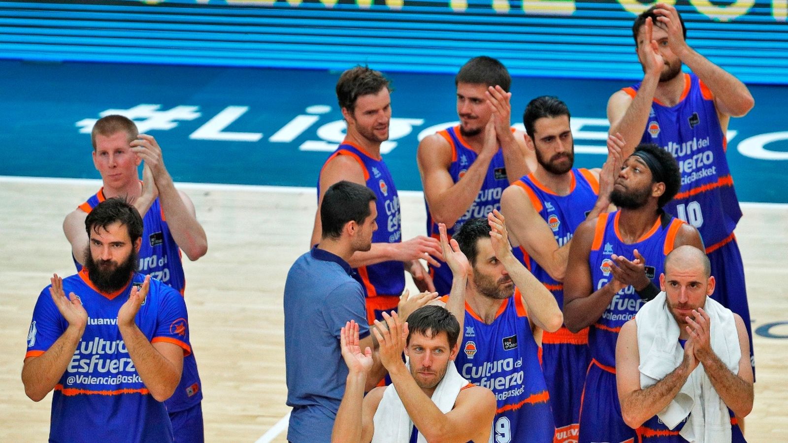 L'equip celebra el pas a semifinals