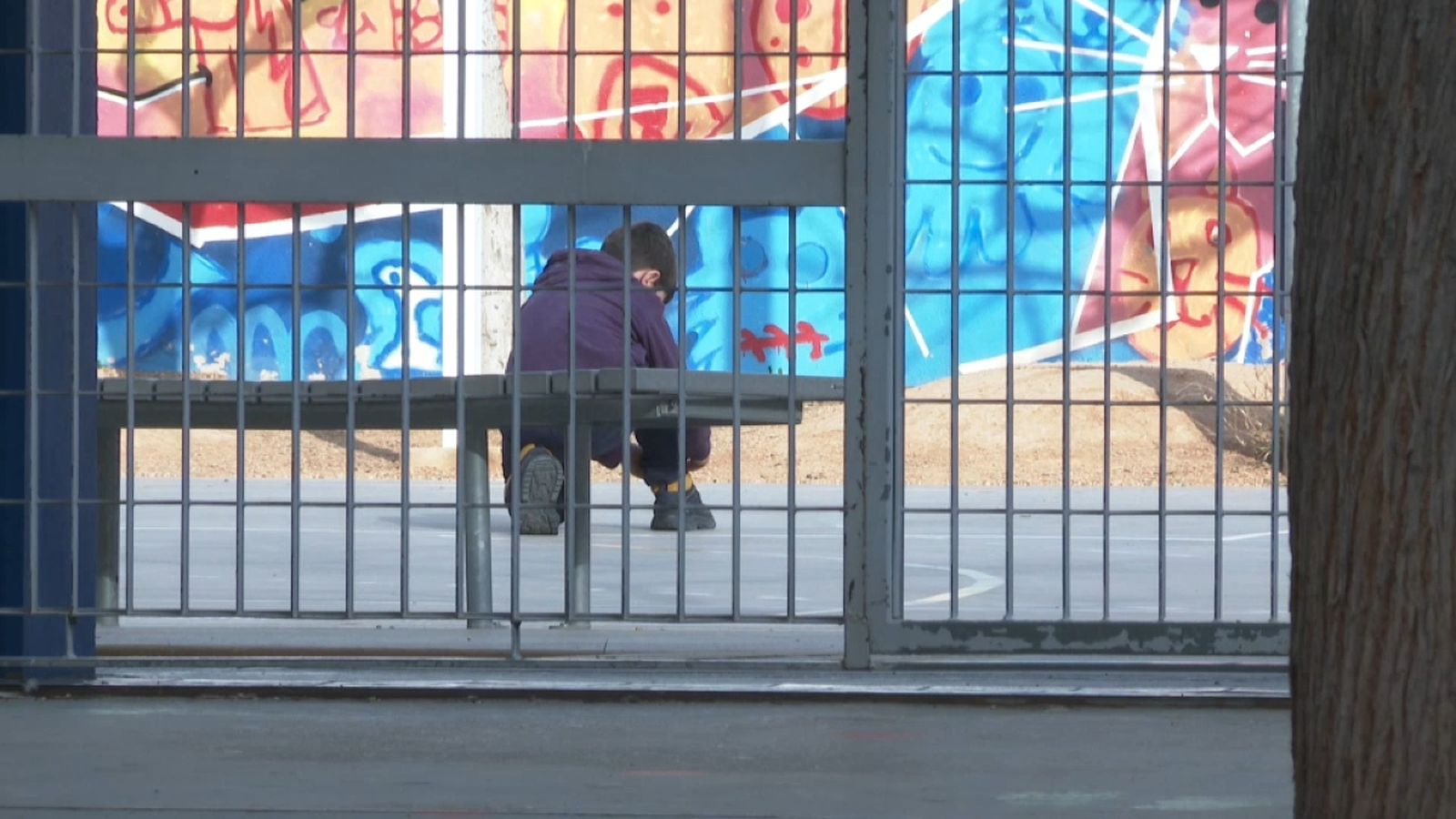 Un menor juga en l'interior d'un centre educatiu de les comarques del nord