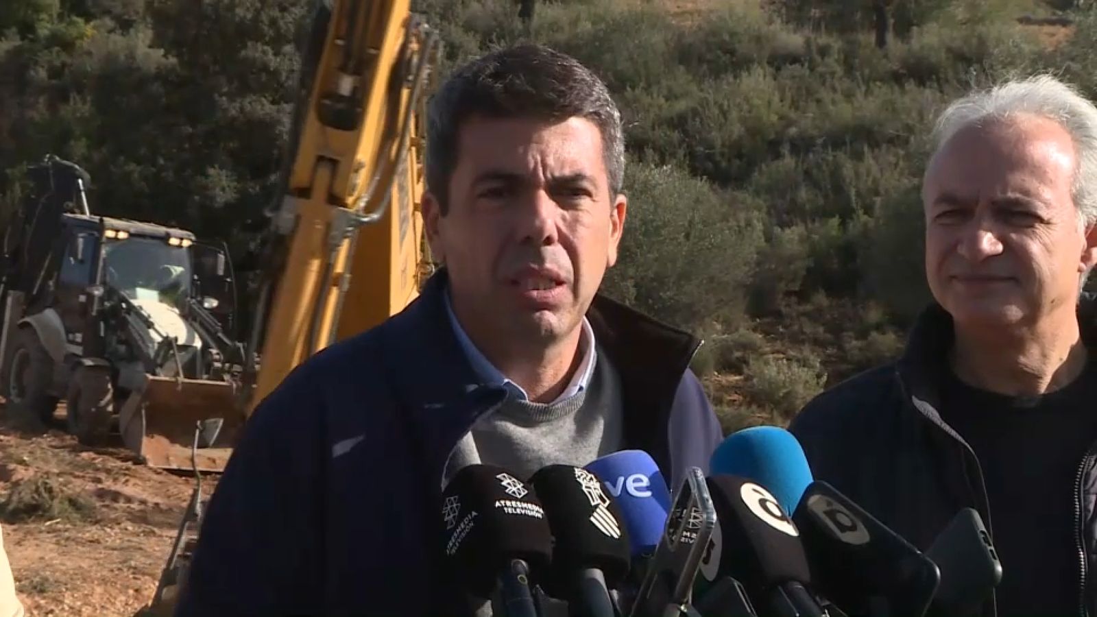 El cap del Consell, Carlos Mazón, acompanyat de l'alcalde d'Utiel Ricardo Gabaldón, a una partida rural del terme