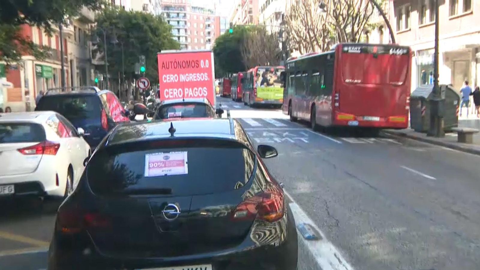 Diversos vehicles han recorregut els carrers de la ciutat de València reclama un pla de rescat