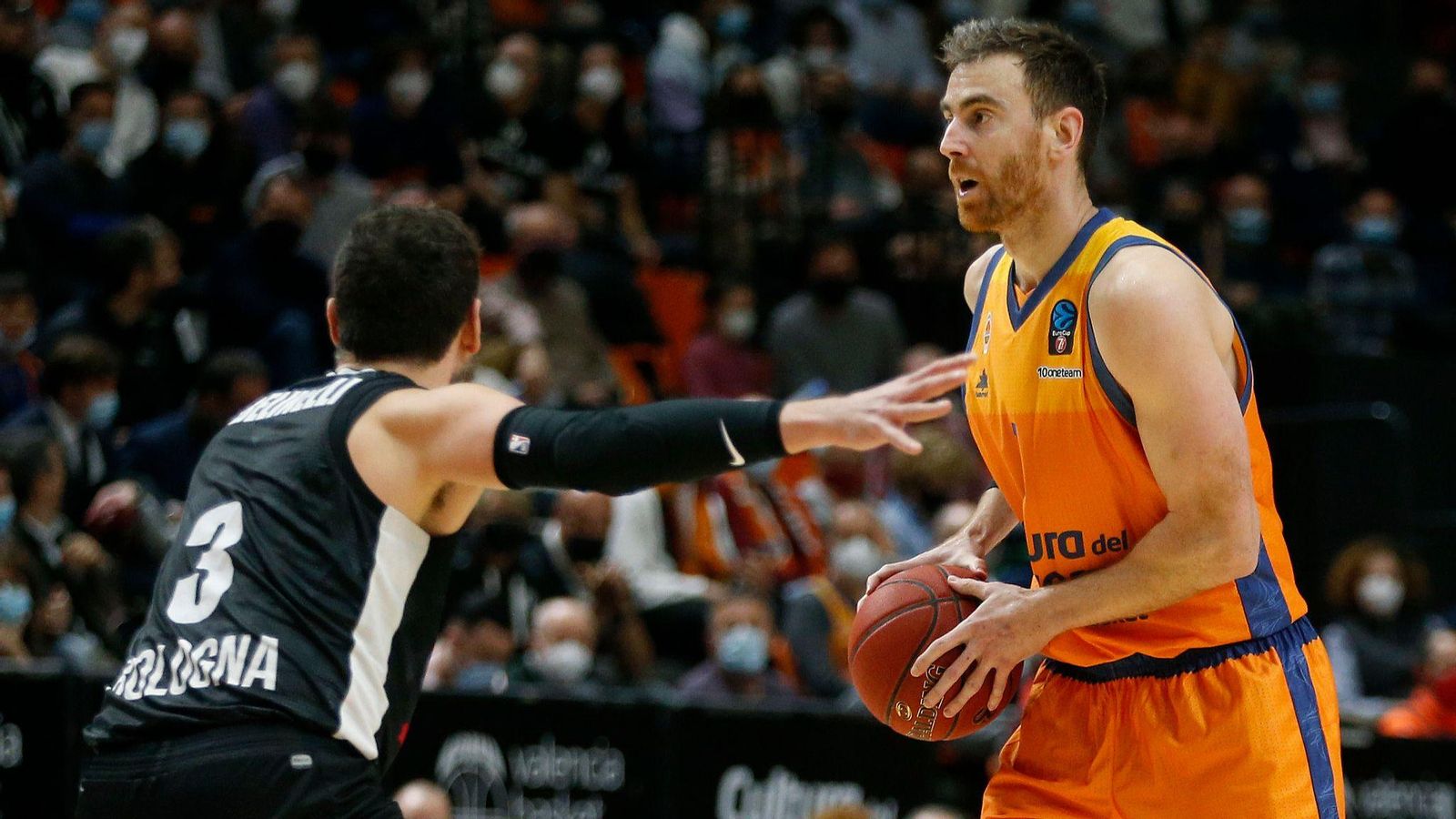 Víctor Claver, en una acció del partit