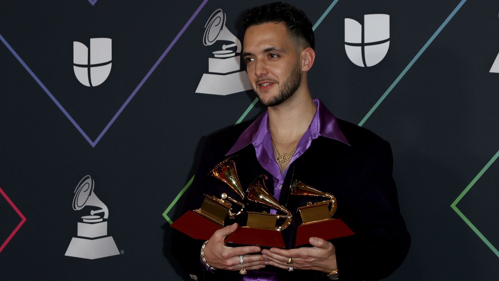 C. Tangana posa amb els seus tres premis Grammy