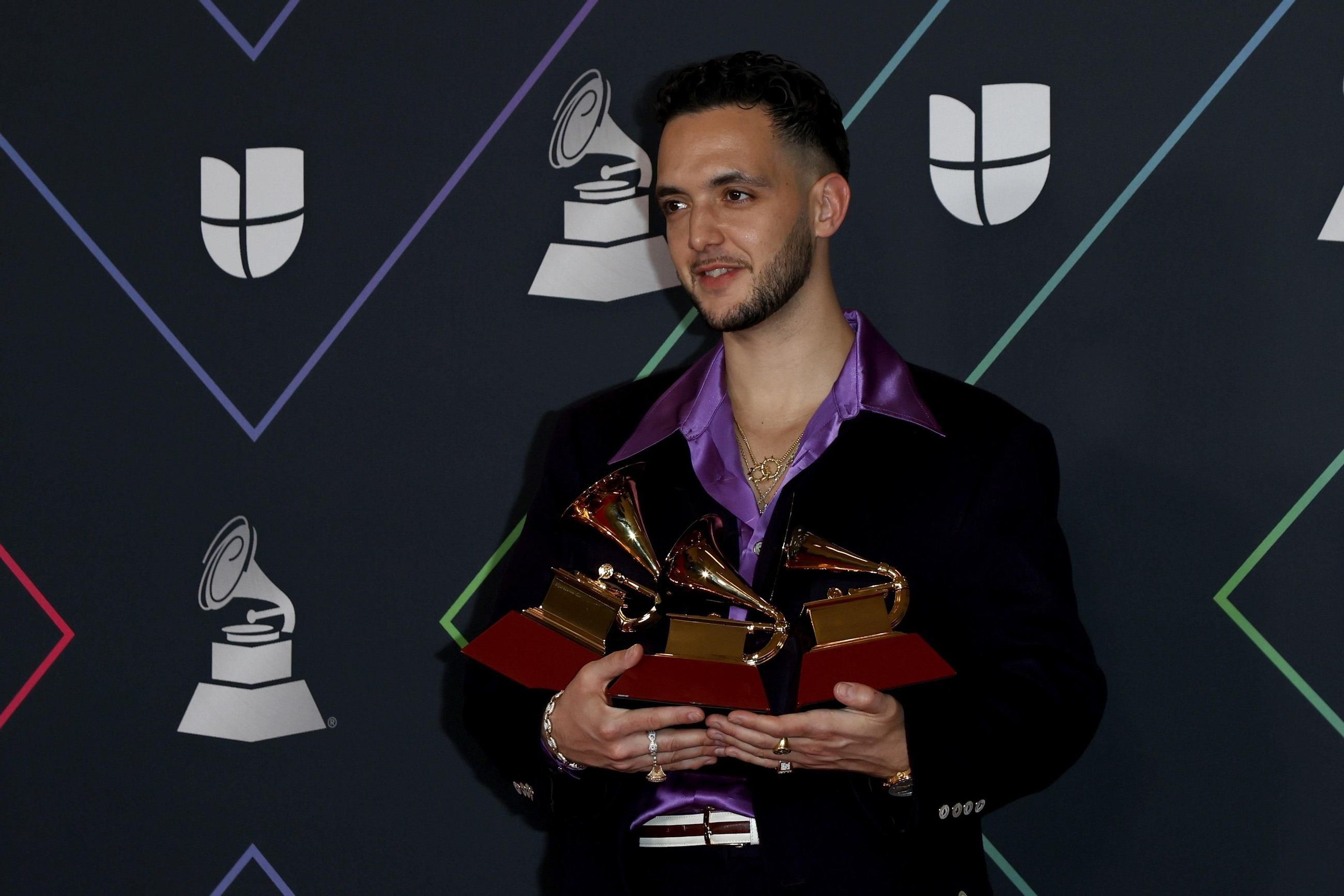 C. Tangana posa amb els seus tres premis Grammy C. Tangana posa amb els seus tres premis Grammy