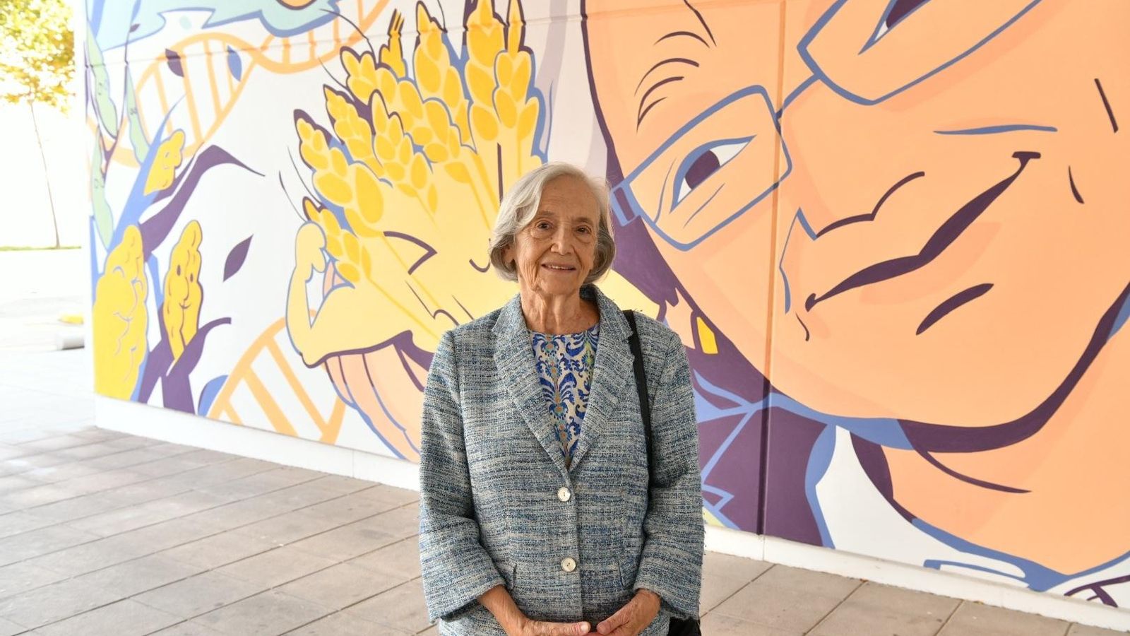 Pilar Carbonero Zalduegui posa amb el seu mural dins del projecte Dones de Ciència