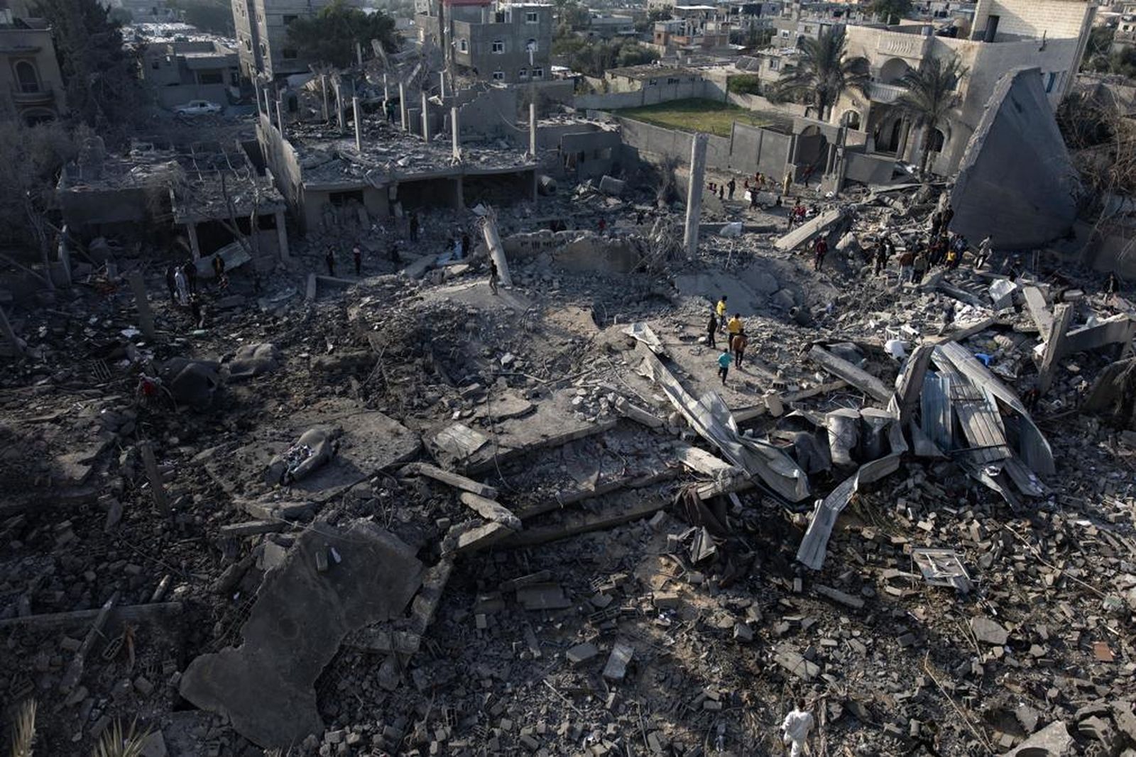 Palestins busquen persones desaparegudes sota les runes de la mesquita del camp de refugiats de Rafah destruida en un bombardeig israelià