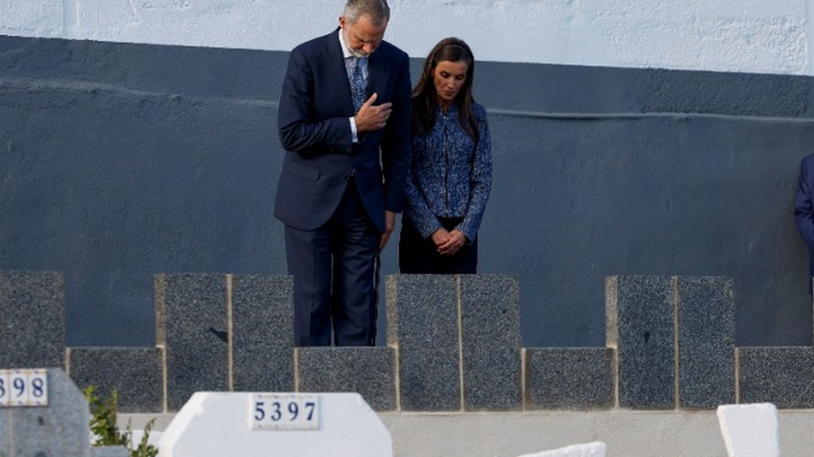 Felip VI i Letícia, al cementeri musulmà de Sidi Embarek, en record dels 84 morts en l'assalt massiu a Ceuta