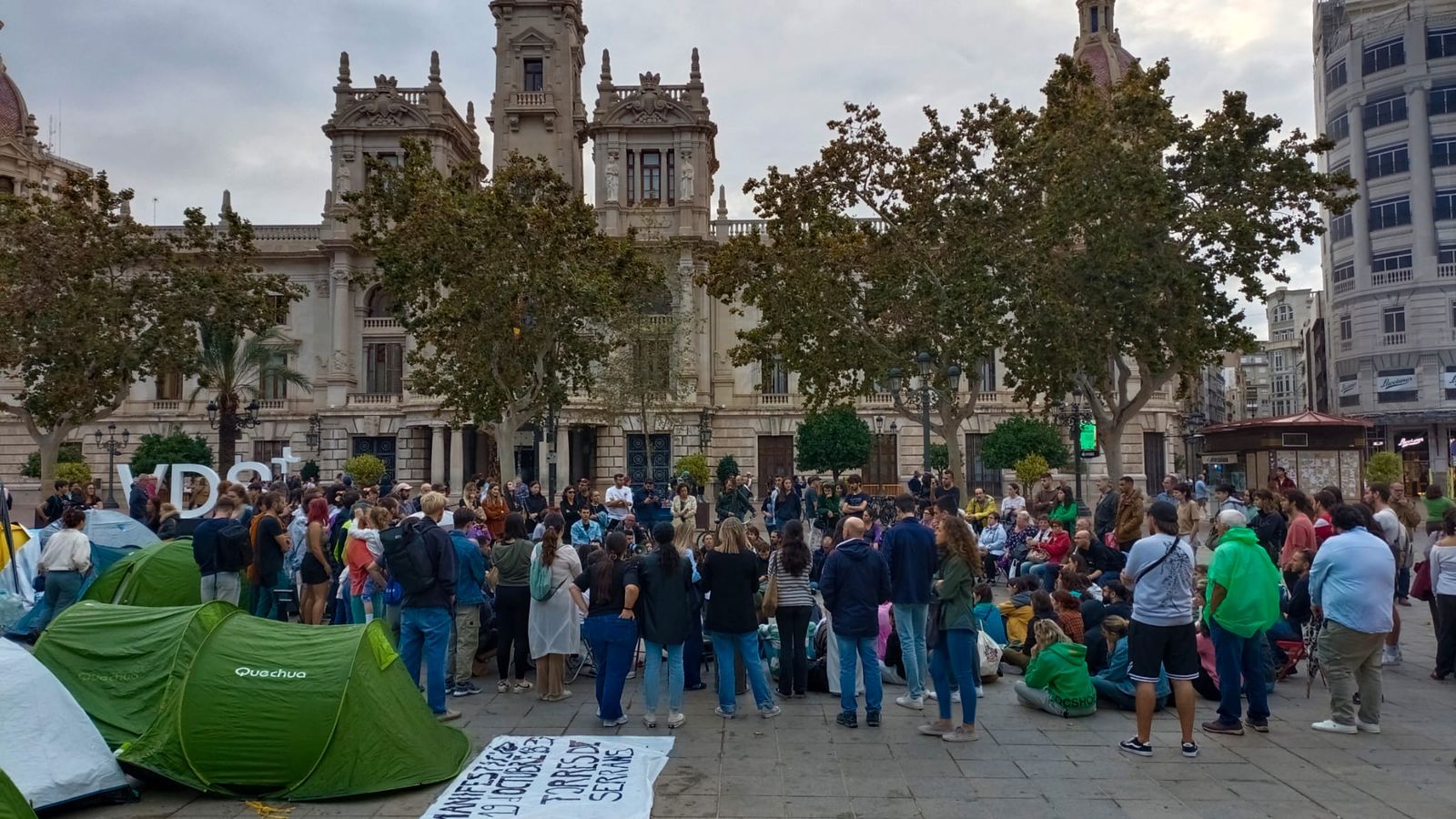 Assamblea en l'acampada per l'habitatge de València este dimarts