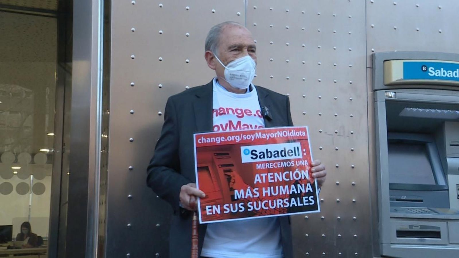 Carlos San Juan posa per als mitjans davant una sucursal bancària