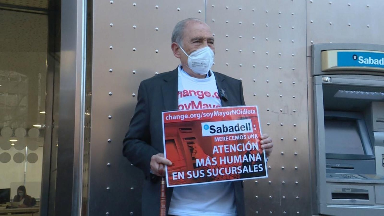 Carlos San Juan posa per als mitjans davant una sucursal bancària