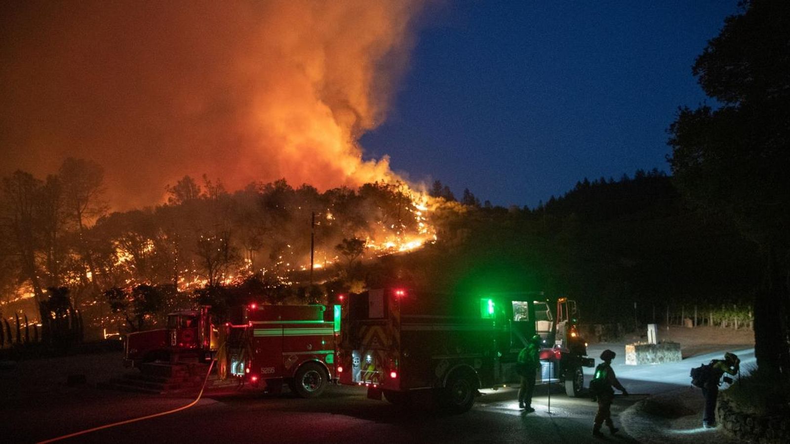 Un grup de bombers intenta apagar un focus de l'incendi a la vall de Napa