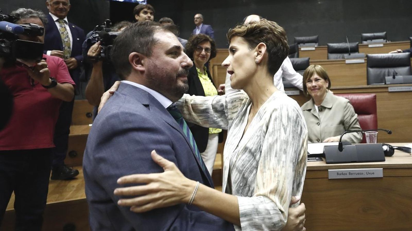 La socialista María Chivite, felicita el nou president del Parlament de Navarra, Unai Hualde, de Geroa Bai