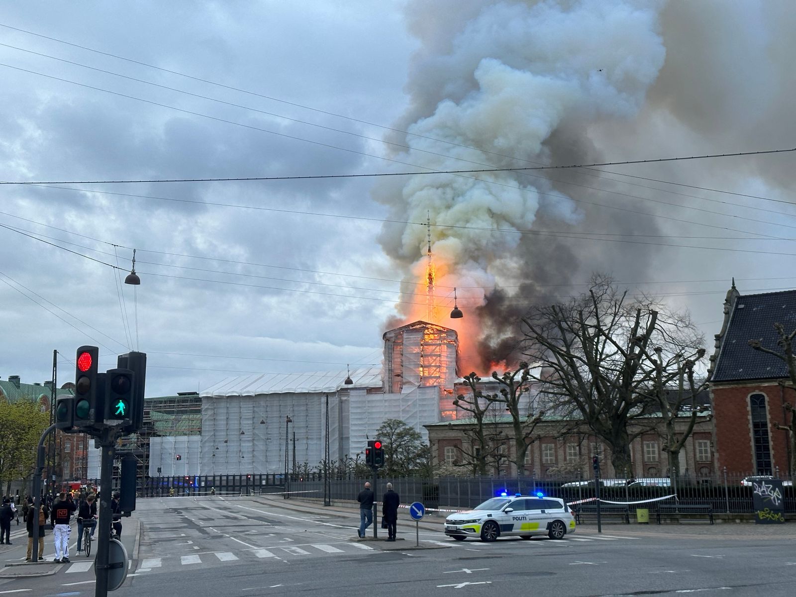 Vista de l'edifici incendiat