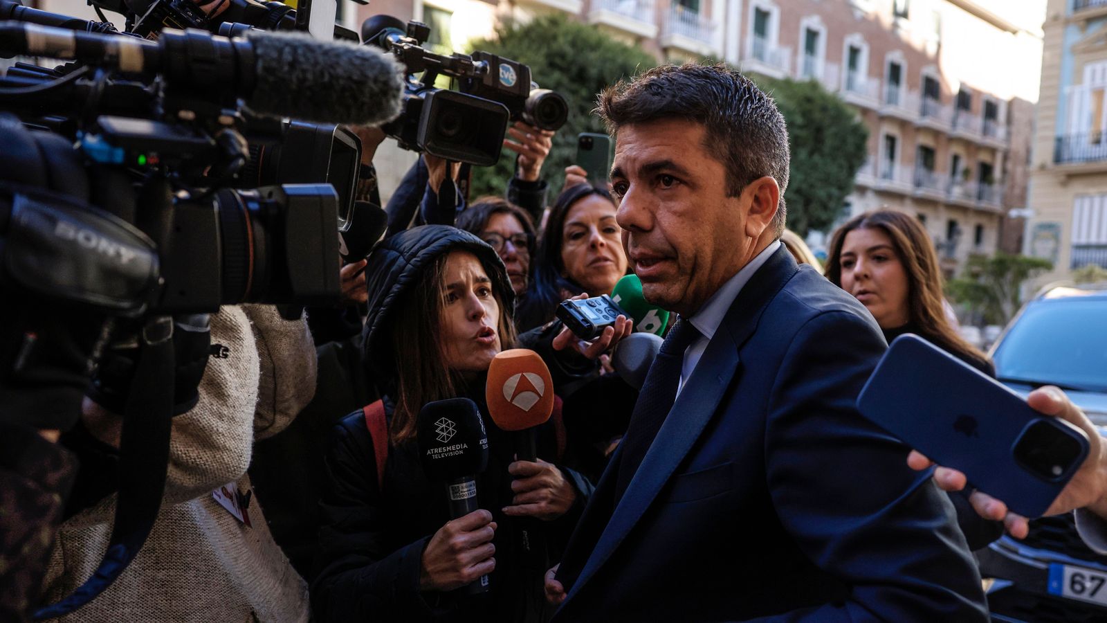 L'expresident de la Generalitat, Carlos Mazón, davant un grup de periodistes