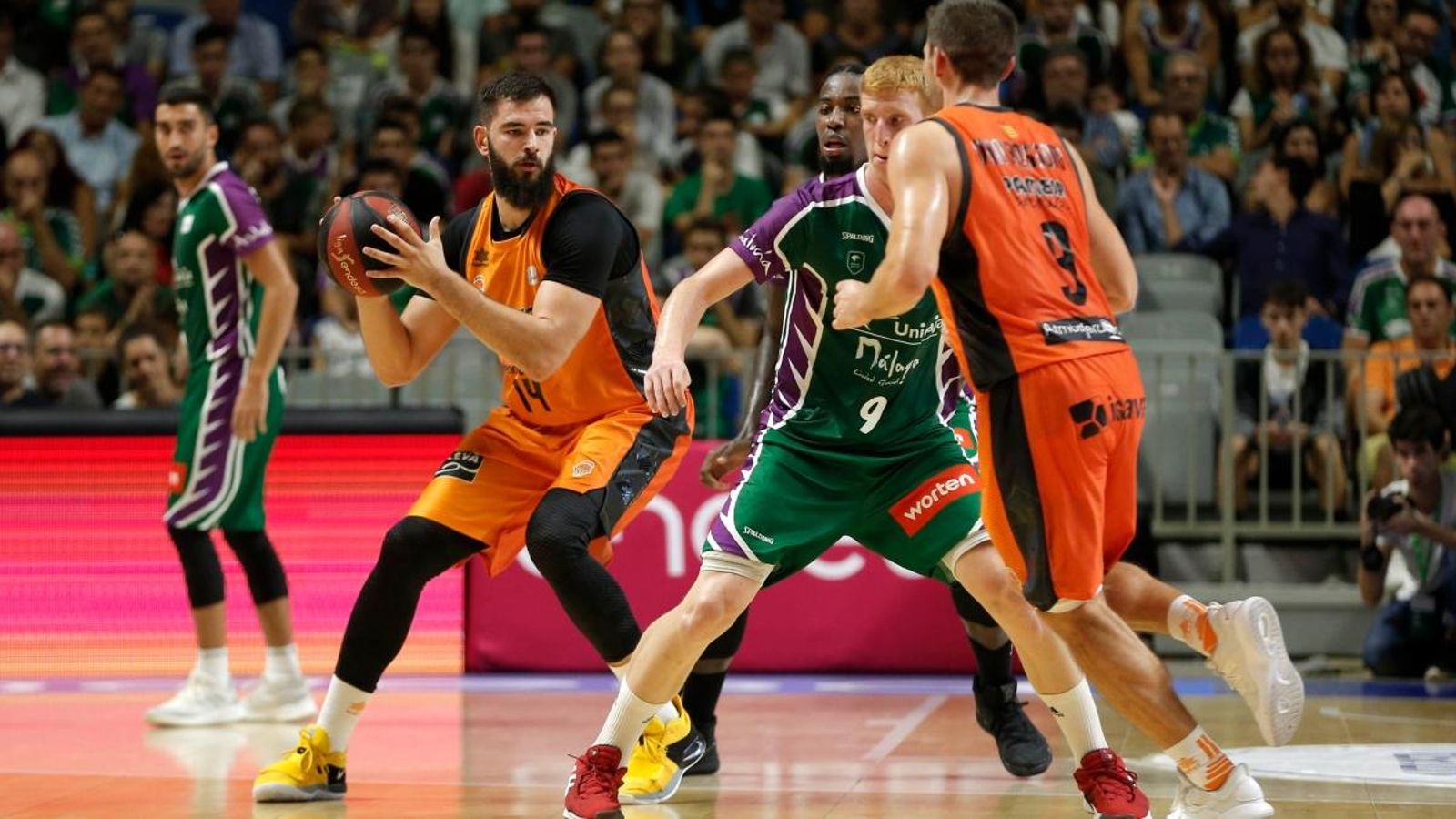 L'Unicaja, un rival dur per al València L'Unicaja, un rival dur per al València