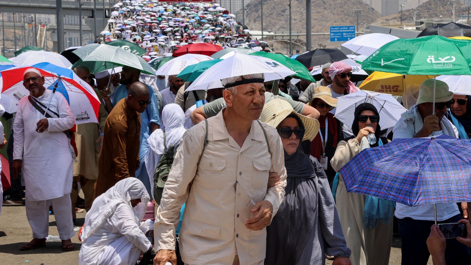 Diversos pelegrins musulmans es protegeixen amb parasols a la ciutat de Mina, a l'Aràbia Saudita Diversos pelegrins musulmans es protegeixen amb parasols a la ciutat de Mina, a l'Aràbia Saudita