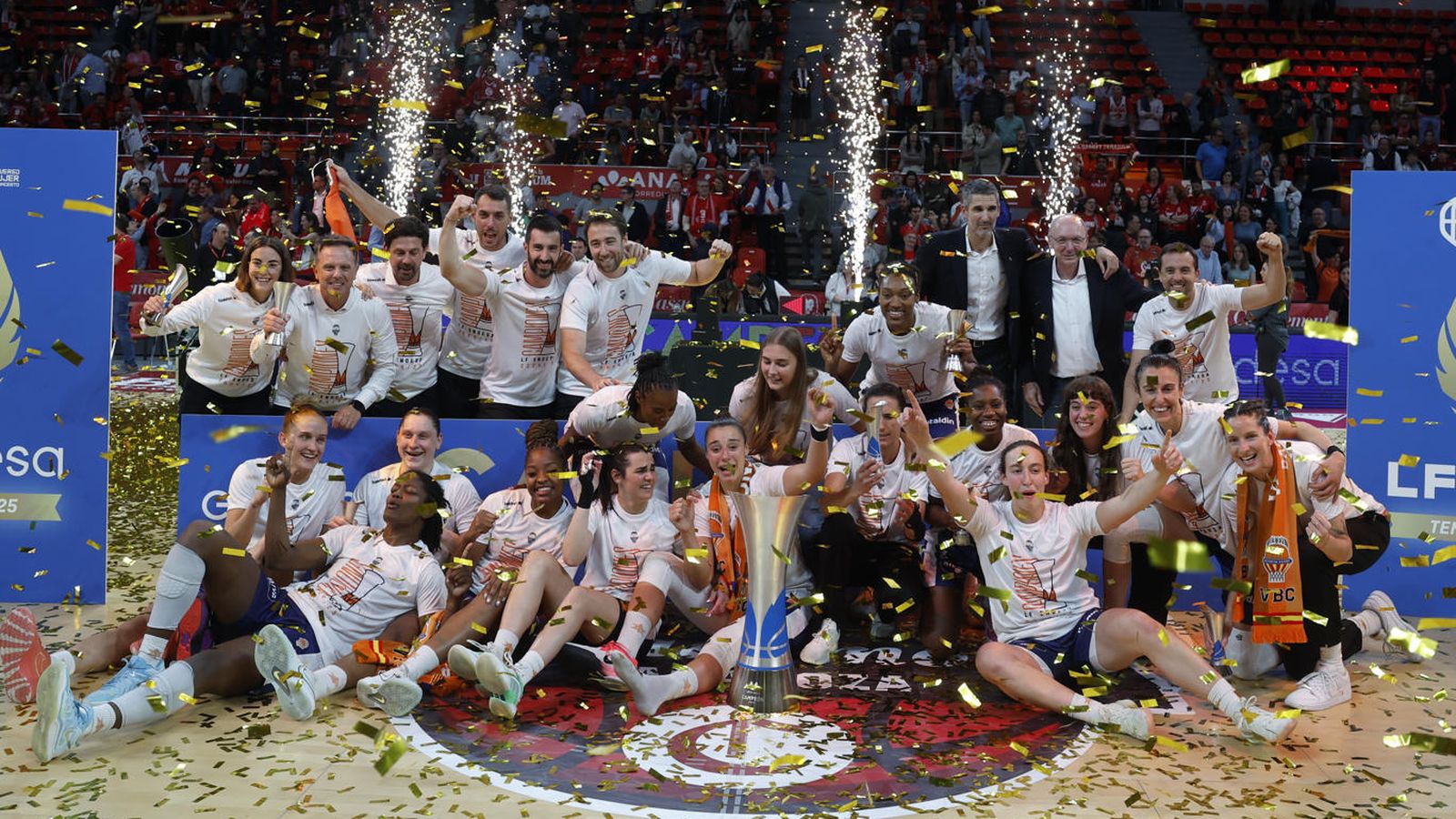 Les jugadores del València Basket celebren el títol de la Lliga
