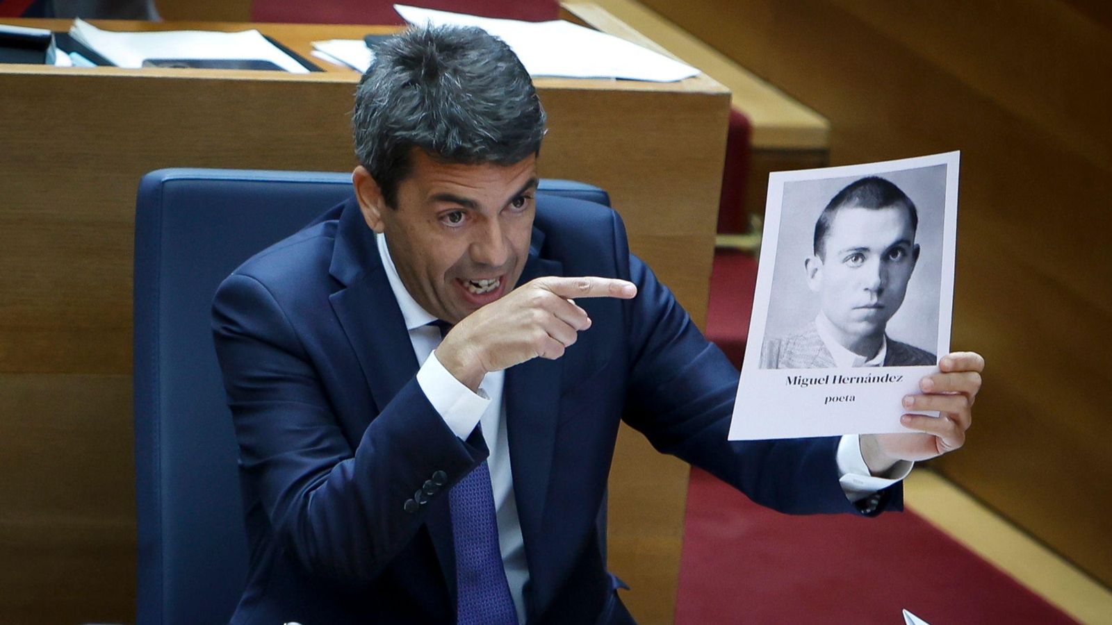 Mazón amb la foto de Miguel Hernández, este dimecres
