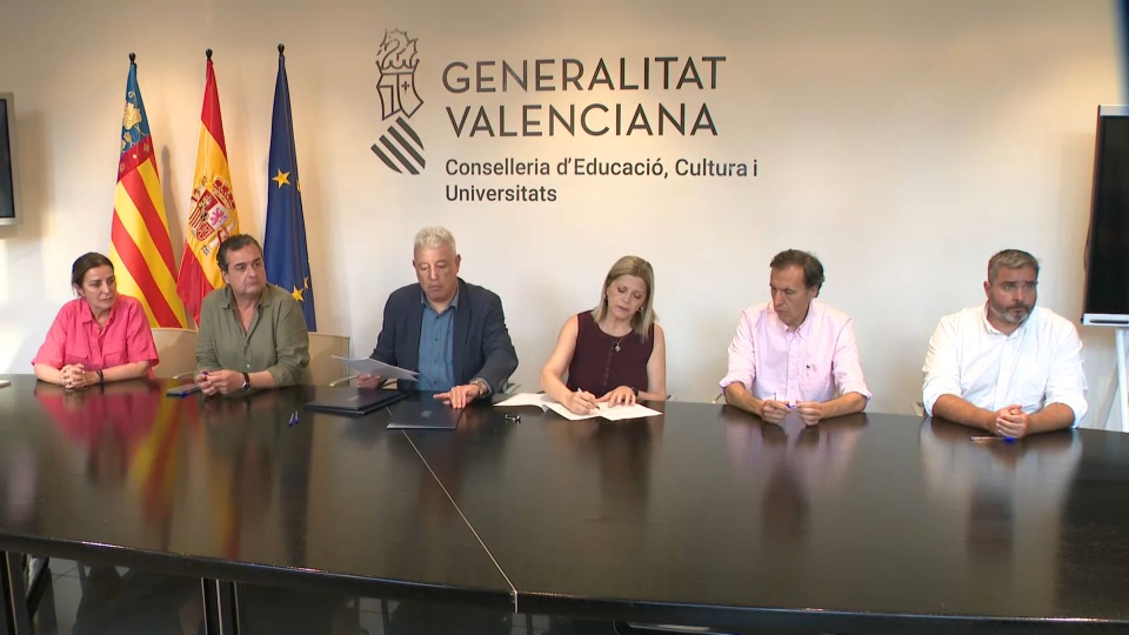 La cúpula de la Conselleria d'Educació signa l'acord salarial amb l'ANPE i la CSIF