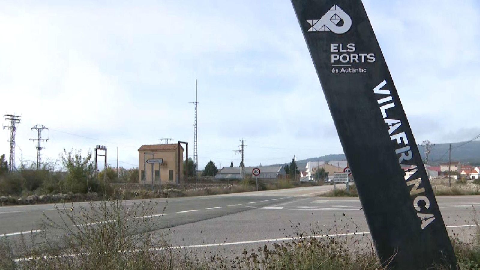 Un dels cartells de les immediacions de Vilafranca que ja integra el municipi en Els Ports i no en l'Alt Maestrat