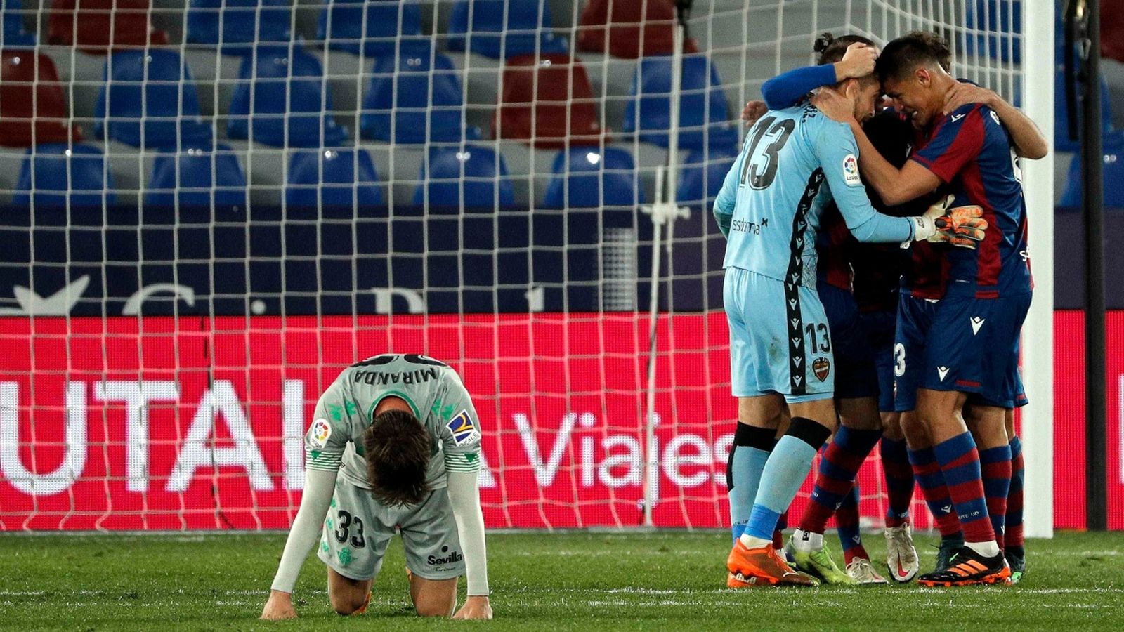 Els jugadors del Llevant celebren la victòria contra el Betis