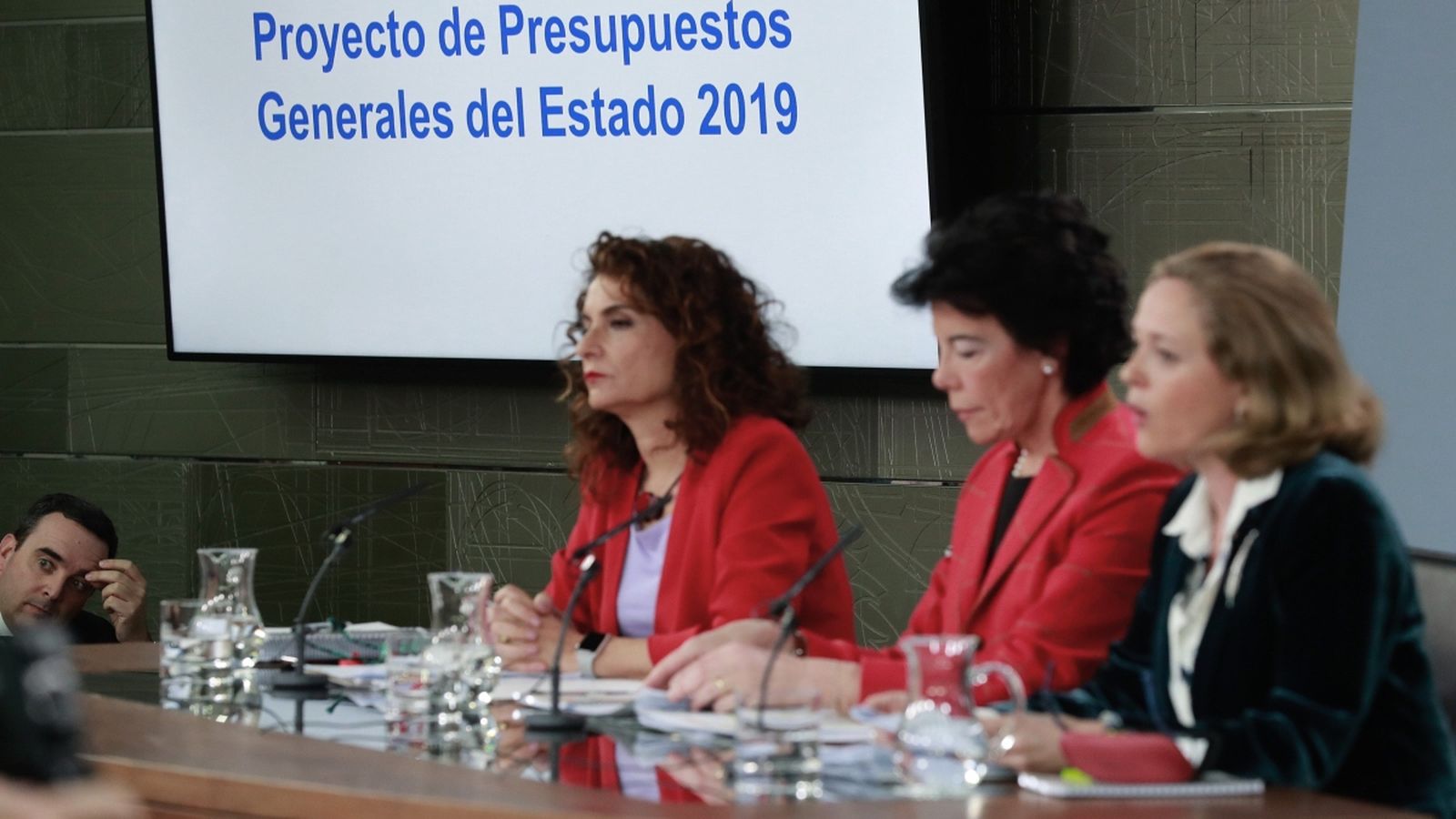 La portaveu del govern espanyol, Isabel Celaá, la ministra d'Hisenda, María Jesús Montero i la d'Economia, Nadia Calviño  durant la roda de premsa posterior a la reunió del Consell de Ministres